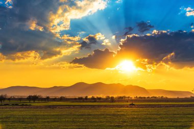 güzel doğa günbatımı ışık uzak Dağları ile