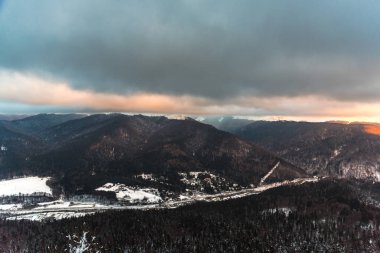 Bulutlu gökyüzü arka plan şaşırtıcı doğa manzaralı