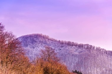 güzel gün batımı cennet mor bulutlar ile
