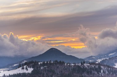 Kabarık karla kaplı dağ manzaralı şaşırtıcı