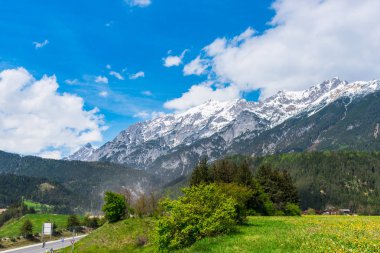 Bulutlu gökyüzü arka plan şaşırtıcı doğa manzaralı
