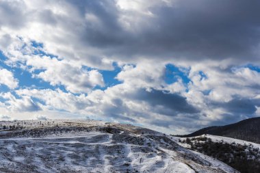 Bulutlu gökyüzü arka plan şaşırtıcı doğa manzaralı