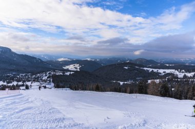 Kabarık kar ve kayak insanlarla kaplı inanılmaz dağ manzarası