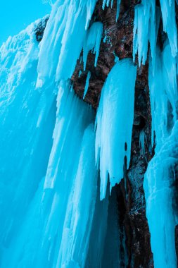 Doğa arka plan üzerinde büyük soğuk buz sarkıtları
