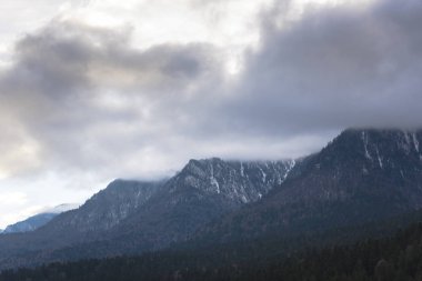Kabarık karla kaplı dağ manzaralı şaşırtıcı
