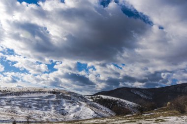 Bulutlu gökyüzü arka plan şaşırtıcı doğa manzaralı