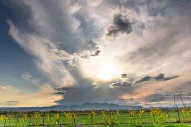 Bulutlu gökyüzü arka plan şaşırtıcı doğa manzaralı