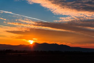 uzak Dağları ile canlı günbatımı cennet