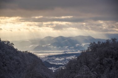 Bulutlu gökyüzü arka plan şaşırtıcı doğa manzaralı