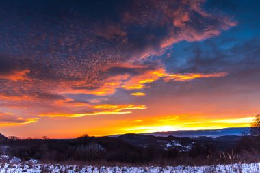 Bulutlu gökyüzü arka plan şaşırtıcı doğa manzaralı