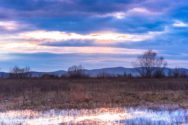 Bulutlu gökyüzü arka plan şaşırtıcı doğa manzaralı