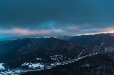 Bulutlu gökyüzü arka plan şaşırtıcı doğa manzaralı