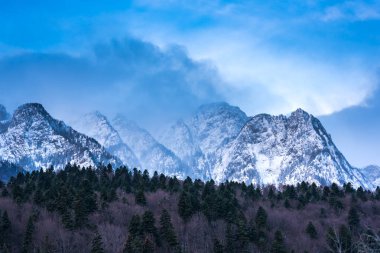 karlı dağlık manzara mavi gökyüzü, Kayak pisti ile