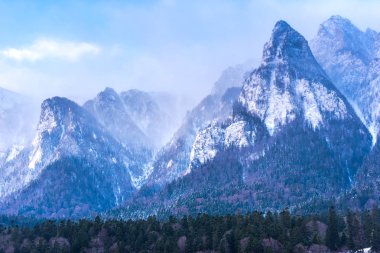 karlı dağlık manzara mavi gökyüzü, Kayak pisti ile