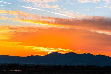 uzak Dağları ile canlı günbatımı cennet