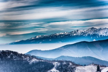 Kabarık karla kaplı dağ manzaralı şaşırtıcı