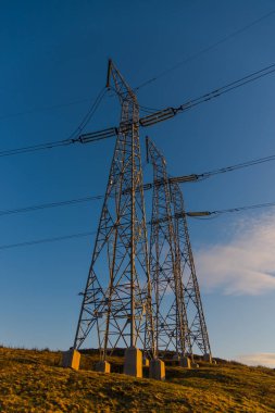 gün batımı gökyüzü ve elektrik iletim direkleri