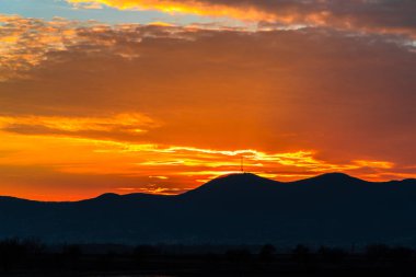 uzak Dağları ile canlı günbatımı cennet