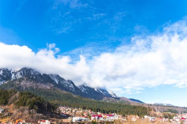 Kabarık karla kaplı dağ manzaralı şaşırtıcı