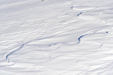 karda kayak ayak izleri.
