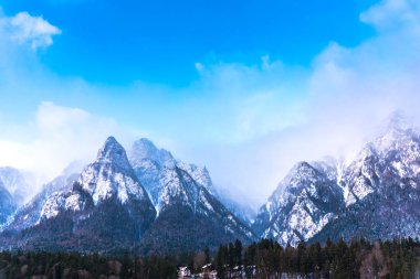 karlı dağlık manzara mavi gökyüzü, Kayak pisti ile