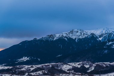 Kabarık karla kaplı dağ manzaralı şaşırtıcı