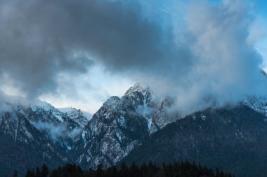 Bulutlu gökyüzü arka plan şaşırtıcı doğa manzaralı