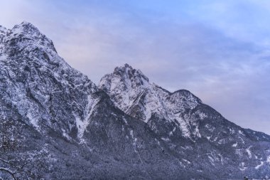 Kabarık kar ve ağaçlarla kaplı inanılmaz dağ manzarası