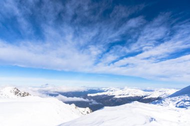 Kabarık karla kaplı dağ manzaralı şaşırtıcı
