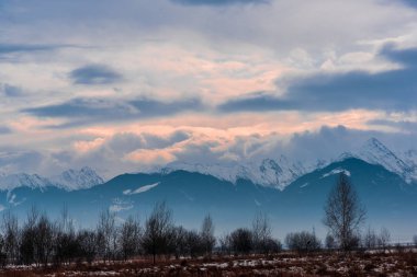 Bulutlu gökyüzü arka plan şaşırtıcı doğa manzaralı