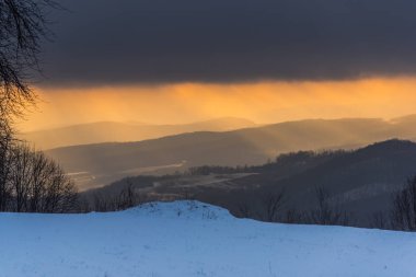 Bulutlu gökyüzü arka plan şaşırtıcı doğa manzaralı