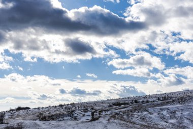 Bulutlu gökyüzü arka plan şaşırtıcı doğa manzaralı