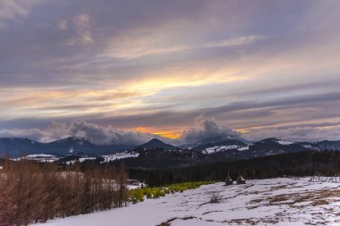 Bulutlu gökyüzü arka plan şaşırtıcı doğa manzaralı