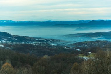 Dağlarda güzel bir gün batımı 