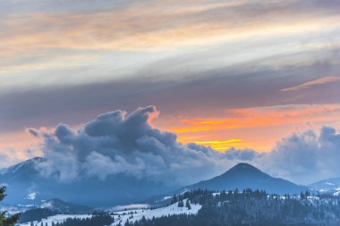 Bulutlu gökyüzü arka plan şaşırtıcı doğa manzaralı
