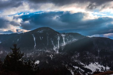 Bulutlu gökyüzü arka plan şaşırtıcı doğa manzaralı