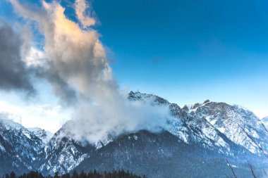 Kabarık karla kaplı dağ manzaralı şaşırtıcı