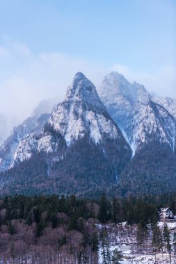karlı dağlık manzara mavi gökyüzü, Kayak pisti ile