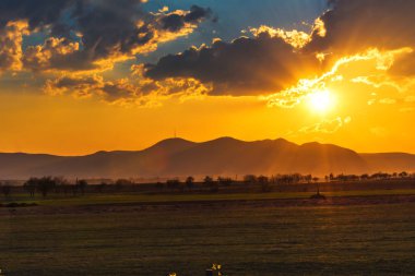 güzel doğa günbatımı ışık uzak Dağları ile