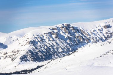 Kabarık karla kaplı dağ manzaralı şaşırtıcı