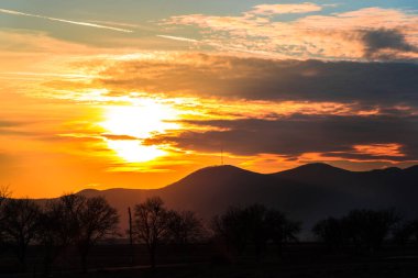 uzak Dağları ile canlı günbatımı cennet