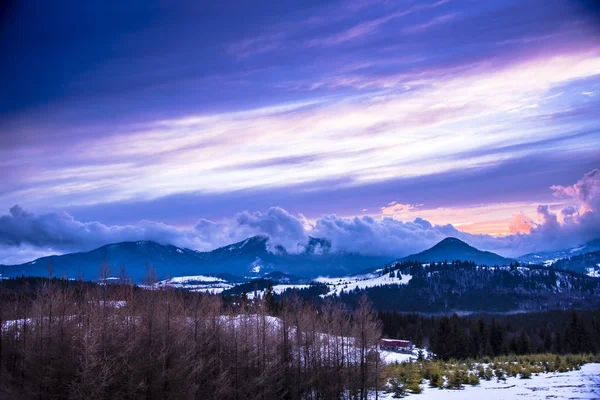 Violett Bewölkter Himmel Über Bergiger Landschaft — Stockfoto