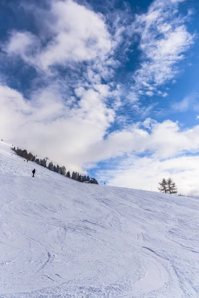 Εκπληκτική Θέα Στο Βουνό Καλυμμένη Αφράτο Χιόνι Και Τους Ανθρώπους — Φωτογραφία Αρχείου