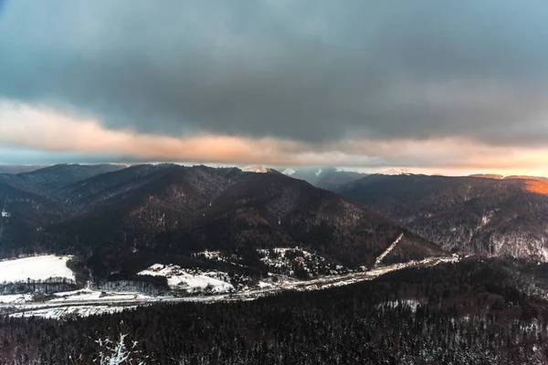 Bulutlu gökyüzü arka plan şaşırtıcı doğa manzaralı