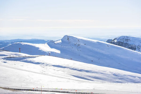 Kabarık Karla Kaplı Dağ Manzaralı Şaşırtıcı — Stok fotoğraf