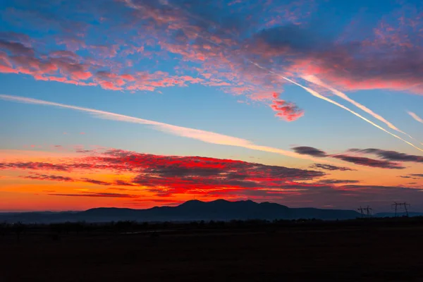 Яркий Закат Облаков Далекими Горами — стоковое фото