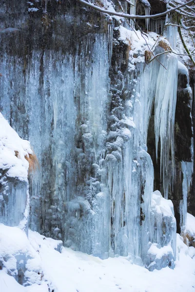 Riesige Kalte Eiszapfen Auf Dem Hintergrund Der Natur — Stockfoto