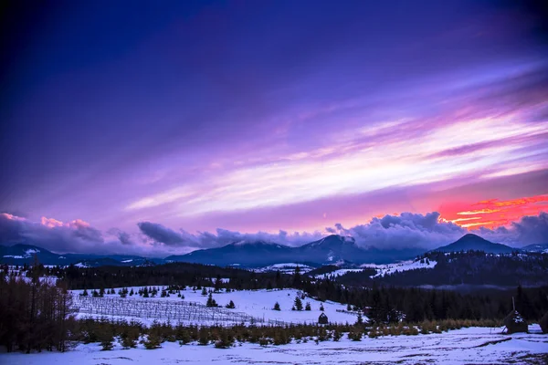 Cielo Nublado Púrpura Sobre Paisaje Montañoso — Foto de Stock