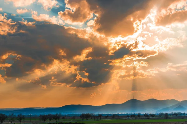 Красивые Облака Закате Света Далекими Горами — стоковое фото
