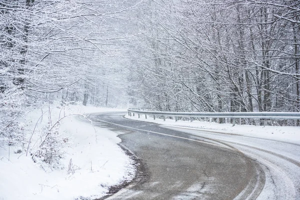 雪に覆われた木々 の素晴らしい自然の風景 — ストック写真
